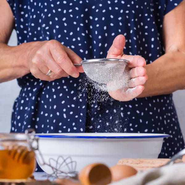 Mutlu Yetişkin Kadın Büyükannem Yemek Pişiriyor Hamur Yoğuruyor Turta Pişiriyor — Stok fotoğraf