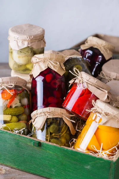 保存和发酵的食物 配上各种腌制和腌制蔬菜的自制罐子 放在木制桌子上的水果堆肥 收获保护 — 图库照片