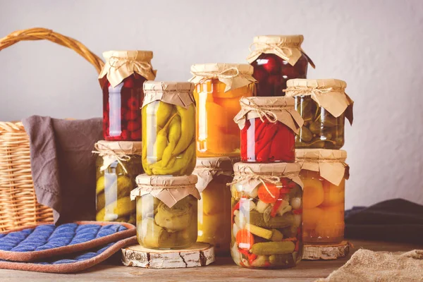 Alimentos Conservados Fermentados Variedade Jarros Caseiros Com Variedade Verduras Conservadas — Fotografia de Stock