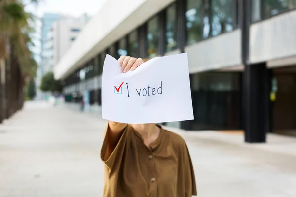 Jovem Ativista Chama Para Votar Segurando Papel Mãos Com Declaração — Fotografia de Stock
