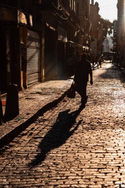 Sokakta gün batımında adamın silueti, Rio de Janeiro, Brezilya
