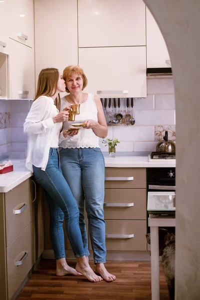 Chica tierna besando mamá en la mejilla —  Fotos de Stock