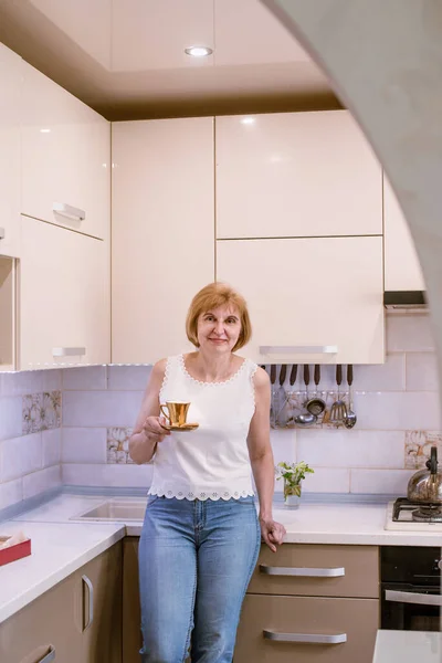 Feliz Sonrisa Hermosa Mujer Sostener Taza Oro Con Café Las —  Fotos de Stock