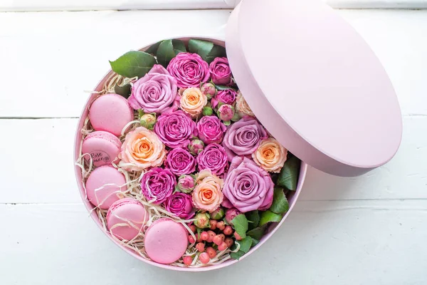 Cutie Rotundă Mare Flori Proaspete Trandafiri Roz Dulciuri Franceze Macaroane Imagini stoc fără drepturi de autor