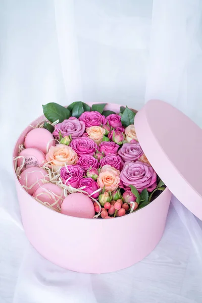 Cutie Rotundă Mare Flori Proaspete Trandafiri Roz Dulciuri Franceze Macaroane fotografii de stoc fără drepturi de autor