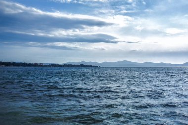 Dalgalar deniz bir orman ve dağ içinde belgili tanımlık geçmiş.