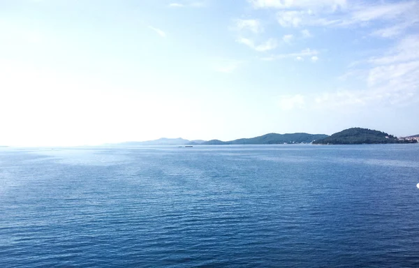 Güzel, sakin bir okyanus ve küçük yeşil bir ada.