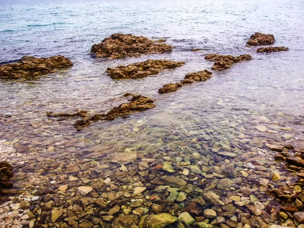 Ein Klares Meer Das Bunte Felsen Bedeckt — Stockfoto