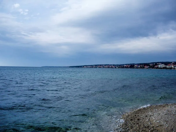 Küçük bir kasaba yakınında denizde bulutlu hava.
