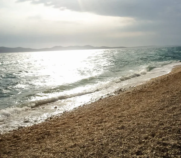 Dalgalı denizde bulutlu gün boyunca biraz güneş.