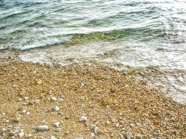 Las Olas Del Mar Golpeando Una Colorida Playa Guijarros —  Fotos de Stock