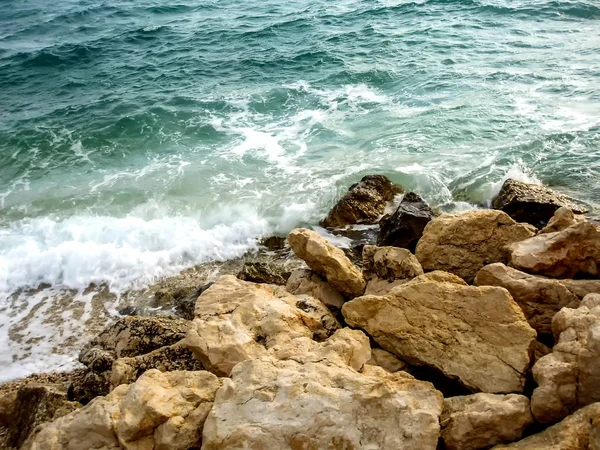 Κύματα Της Θάλασσας Χτυπούν Πολύχρωμα Βράχια Και Μια Παραλία Βότσαλα — Φωτογραφία Αρχείου