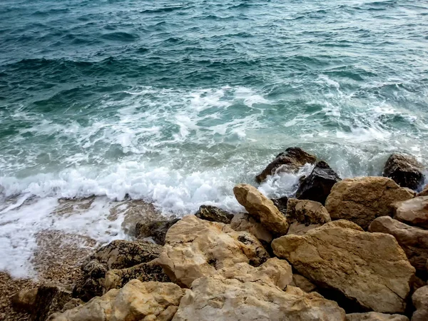 Κύματα Της Θάλασσας Χτυπούν Όμορφα Και Πολύχρωμα Βράχια — Φωτογραφία Αρχείου