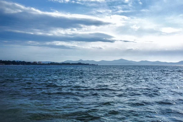 Dalgalar deniz bir orman ve dağ içinde belgili tanımlık geçmiş.