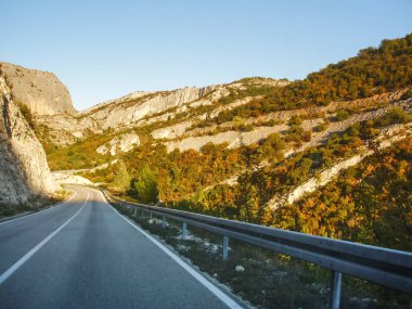 Güneşli büyük Dağları aşarak eğrileri ile yol.