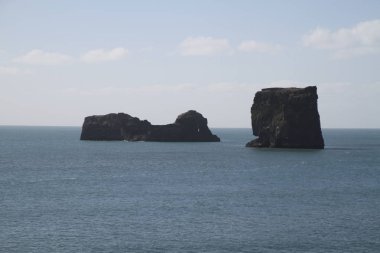 İzlanda, Dyrhlaey, Reynisfjara Beach siyah kum plaj. Kayalar ve kayalıklarla ocean Plajı'nda. İzlanda'nın Güney sahil üzerinde popüler bir turistik spot.
