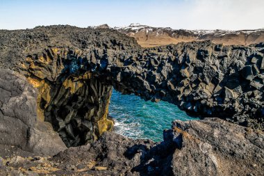 İzlanda, Dyrhlaey, Reynisfjara Beach siyah kum plaj. Kayalar ve kayalıklarla ocean Plajı'nda. İzlanda'nın Güney sahil üzerinde popüler bir turistik spot.