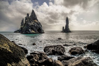 Siyah kum Beach'te İzlanda, Vik Reynisfjara Plajı. Bazalt kayalar ve kayalıklarla ocean Plajı'nda. İzlanda'nın Güney sahil üzerinde popüler bir turistik spot.