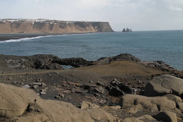 在冰岛 Dyrhlaey Reynisfjara 海滩的黑色沙滩 海洋海滩上的岩石和悬崖 冰岛南海岸的一个热门景点 — 图库照片