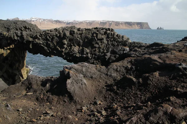 在冰岛 Dyrhlaey Reynisfjara 海滩的黑色沙滩 海洋海滩上的岩石和悬崖 冰岛南海岸的一个热门景点 — 图库照片