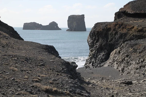 在冰岛 Dyrhlaey Reynisfjara 海滩的黑色沙滩 海洋海滩上的岩石和悬崖 冰岛南海岸的一个热门景点 — 图库照片