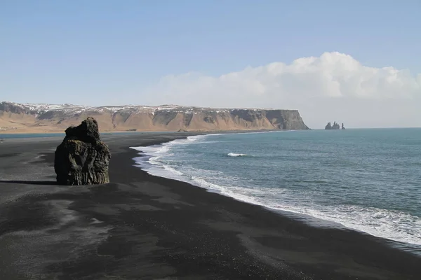 在冰岛 Dyrhlaey Reynisfjara 海滩的黑色沙滩 海洋海滩上的岩石和悬崖 冰岛南海岸的一个热门景点 — 图库照片