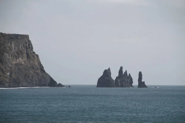 Пляж Черным Песком Исландии Дирхлей Пляж Рейкьярдо Скалы Скалы Океанском — стоковое фото