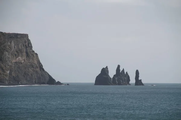 在冰岛 Dyrhlaey Reynisfjara 海滩的黑色沙滩 海洋海滩上的岩石和悬崖 冰岛南海岸的一个热门景点 — 图库照片