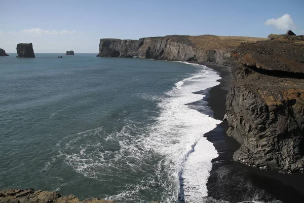 在冰岛 Dyrhlaey Reynisfjara 海滩的黑色沙滩 海洋海滩上的岩石和悬崖 冰岛南海岸的一个热门景点 — 图库照片