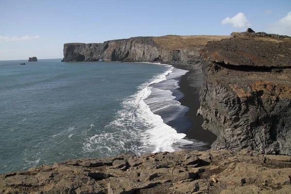 在冰岛 Dyrhlaey Reynisfjara 海滩的黑色沙滩 海洋海滩上的岩石和悬崖 冰岛南海岸的一个热门景点 — 图库照片