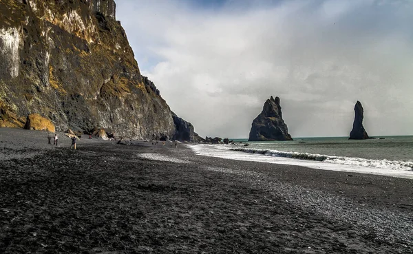 Praia Areia Negra Islândia Reynisfjara Beach Perto Vik Rochas Penhascos — Fotografia de Stock