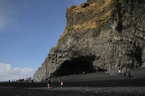 黑沙滩在冰岛 Reynisfjara 海滩附近的 Vik 海洋海滩上的玄武岩岩石和悬崖 冰岛南海岸的一个热门景点 — 图库照片