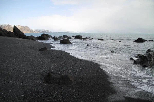 黑沙滩在冰岛 Reynisfjara 海滩附近的 Vik 海洋海滩上的玄武岩岩石和悬崖 冰岛南海岸的一个热门景点 — 图库照片