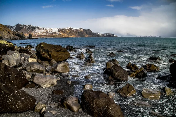 黑沙滩在冰岛 Reynisfjara 海滩附近的 Vik 海洋海滩上的玄武岩岩石和悬崖 冰岛南海岸的一个热门景点 — 图库照片