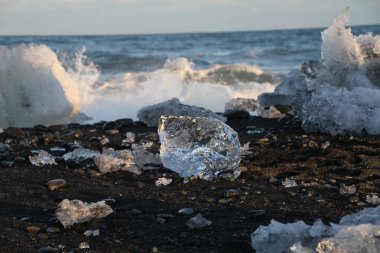 Diamond beach jokulsarlon Iceland.Ice kayalar ve buzdağları siyah kum plaj Güneydoğu İzlanda'daki Jokulsarlon Beach (elmas plaj) ile.