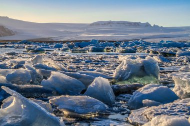 İzlanda, Jokulsarlon lagün, güzel soğuk manzara resim İzlanda buzul lagün Bay. Buzdağları Jokulsarlon buzul lagün içinde. Vatnajokull Milli Park, Güneydoğu İzlanda, Europe.