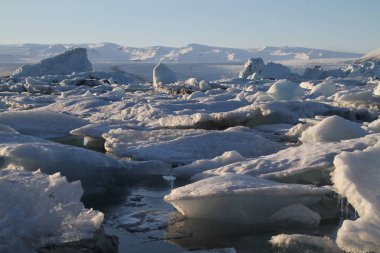 İzlanda, Jokulsarlon lagün, güzel soğuk manzara resim İzlanda buzul lagün Bay. Buzdağları Jokulsarlon buzul lagün içinde. Vatnajokull Milli Park, Güneydoğu İzlanda, Europe.