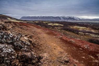 Kerid volkanik krater ve onun mavi su birikintisi, Golden Circle, İzlanda. Kış renkleri güzel Kerio veya Kerid Batı İzlanda'krater. Kırmızı volkanik kaya, yeşil yosunlu yamaçları ve turkuaz Gölü buz kırma bir daire.