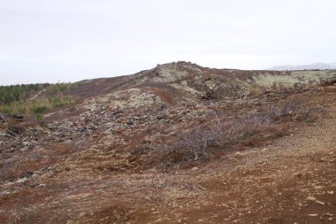 Kerid volkanik krater ve onun mavi su birikintisi, Golden Circle, İzlanda. Kış renkleri güzel Kerio veya Kerid Batı İzlanda'krater. Kırmızı volkanik kaya, yeşil yosunlu yamaçları ve turkuaz Gölü buz kırma bir daire.