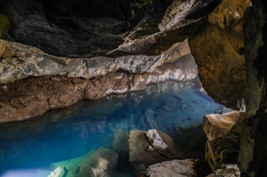 Grjotagja volkanik mağarası ve Myvatn Gölü yakınlarında inanılmaz mavi ve sıcak termal su. Jeotermal mağara ve mağara, İzlanda 'nın Game of Thrones' da yer alan bölgeleri..