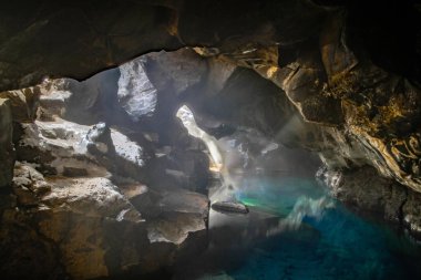 Grjotagja volkanik mağarası ve Myvatn Gölü yakınlarında inanılmaz mavi ve sıcak termal su. Jeotermal mağara ve mağara, İzlanda 'nın Game of Thrones' da yer alan bölgeleri..