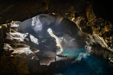 Grjotagja volkanik mağarası ve Myvatn Gölü yakınlarında inanılmaz mavi ve sıcak termal su. Jeotermal mağara ve mağara, İzlanda 'nın Game of Thrones' da yer alan bölgeleri..