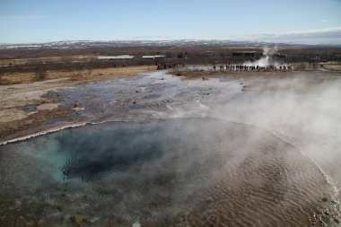 İzlanda'daki Geysir destrict. Haukadalur Jeotermal alanı patlayan Strokkur şofben altın daire parçası güzergahı, İzlanda '. Güney Batı İzlanda üzerinde Strokkur Geysir şofben. Ünlü turistik Geysir rota 35.