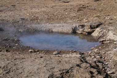 İzlanda'daki Geysir destrict. Haukadalur Jeotermal alanı patlayan Strokkur şofben altın daire parçası güzergahı, İzlanda '. Güney Batı İzlanda üzerinde Strokkur Geysir şofben. Ünlü turistik Geysir rota 35.
