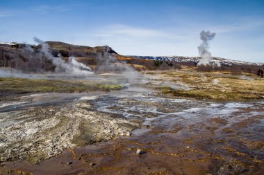 İzlanda'daki Geysir destrict. Haukadalur Jeotermal alanı patlayan Strokkur şofben altın daire parçası güzergahı, İzlanda '. Güney Batı İzlanda üzerinde Strokkur Geysir şofben. Ünlü turistik Geysir rota 35.