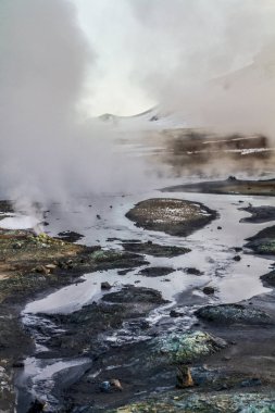 İzlanda Lake Myvatn ve Akureyri yakınındaki kuzey Jeotermal alanı, Hverir. Kuzeydoğu İzlanda. Çamur tencere kaynar, zemin çok renkli ve kırık. Hverarondor Hverir jeotermal alan İzlanda Lake Myvatn yakınındaki kuzey.