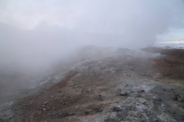 İzlanda Lake Myvatn ve Akureyri yakınındaki kuzey Jeotermal alanı, Hverir. Kuzeydoğu İzlanda. Çamur tencere kaynar, zemin çok renkli ve kırık. Hverarondor Hverir jeotermal alan İzlanda Lake Myvatn yakınındaki kuzey.