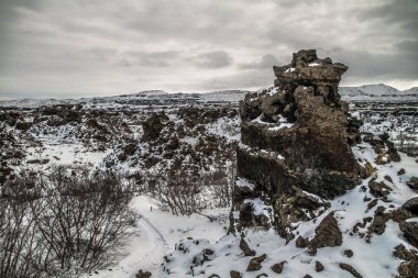 Dimmuborgir, Myvatn, İzlanda doğusunda alışılmadık şekilli lav alanlarının geniş bir alanda. Myvatn alanı - İzlanda. Dimmuborgir alan çeşitli volkanik mağaralar ve kaya oluşumları, antik bir daraltılmış Kalesi anımsatan oluşur.