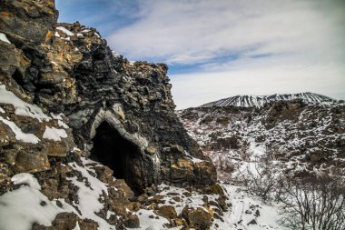 Dimmuborgir, Myvatn, İzlanda doğusunda alışılmadık şekilli lav alanlarının geniş bir alanda. Myvatn alanı - İzlanda. Dimmuborgir alan çeşitli volkanik mağaralar ve kaya oluşumları, antik bir daraltılmış Kalesi anımsatan oluşur.