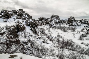 Dimmuborgir, Myvatn, İzlanda doğusunda alışılmadık şekilli lav alanlarının geniş bir alanda. Myvatn alanı - İzlanda. Dimmuborgir alan çeşitli volkanik mağaralar ve kaya oluşumları, antik bir daraltılmış Kalesi anımsatan oluşur.